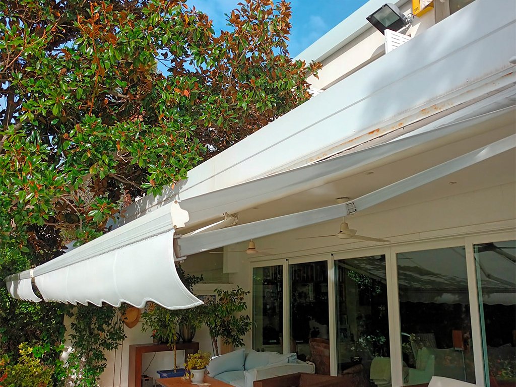 Toldo cofre en Fuenlabrada